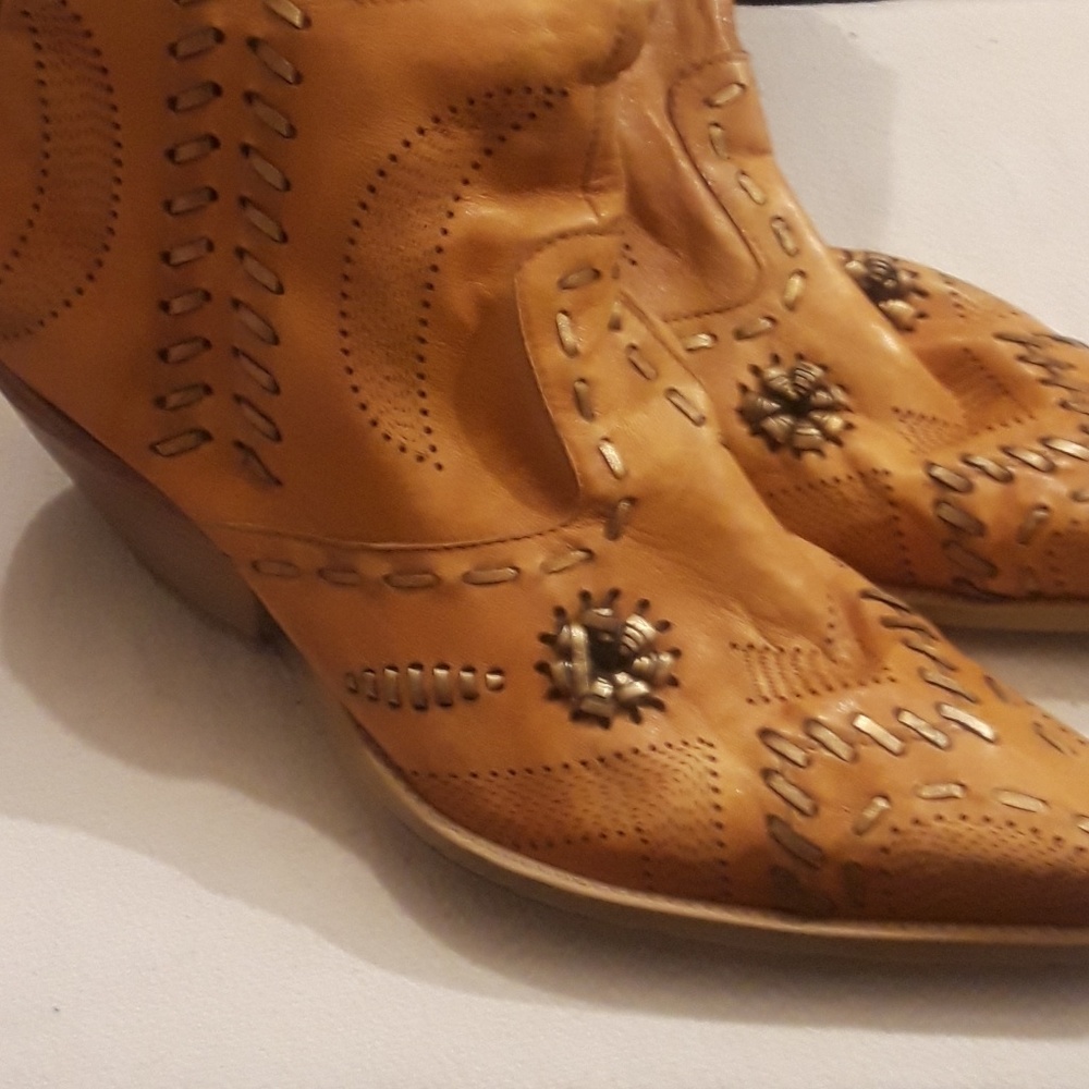 Boots..... BCBG - Picture 2 of 5